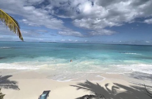 Tar Bay House | Paradise Point Ocean Front Home-Close to Airport