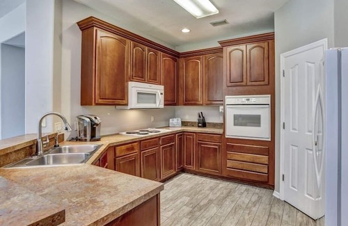 Seffner Community Alliance House | Paradise Villa Heated POOL, Hot Tub, BBQ & Fire Pit