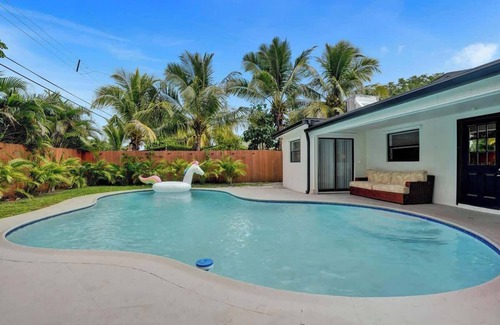 Driftwood Villa | Paradise Villa with Pool, Trampoline and BBQ