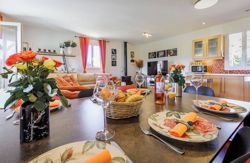 Payrignac House | Parignac, holiday home for 8 persons with enclosed garden and heated pool