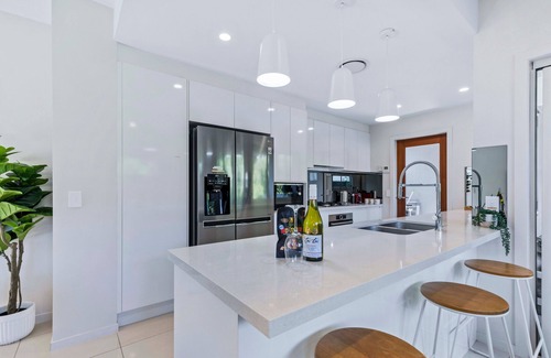 Toowong Apartment | Park Avenue Luxe Chic Townhouse Sleeps 9, Carpark