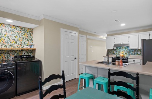 Richmond Apartment | Park Place #4 - Stylish Apartment Located Across From Park