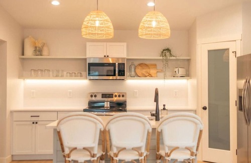 Park Point House | Park Point Beach Home🌲 Family Retreat ☀️ 🌊 Pet Friendly 🐾