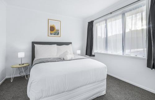 Hamilton East House | Park Scenery, Proximity and Value - By KOSH BNB