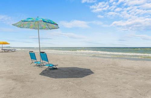 Madeira Beach Apartment | Park Shore Suite 9 - Madeira Beach!