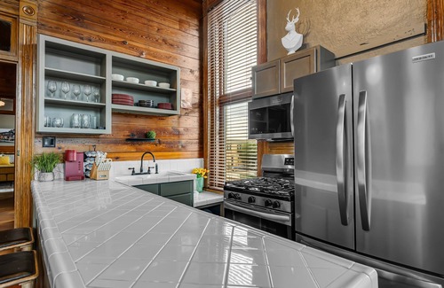Downtown Apartment | Parker101:Downtown Bryan on Main St, King Bed