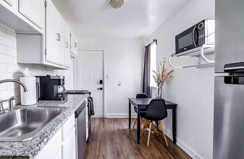 Victorian Village Apartment | Parking Free – Over 4,500 Reviews – PRIME Location