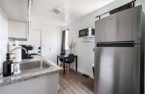 Victorian Village Apartment | Parking Free – Over 4,500 Reviews – PRIME Location
