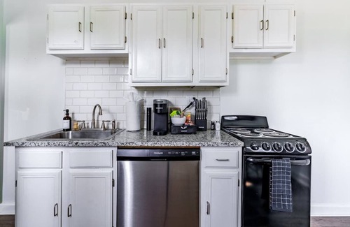 Victorian Village Apartment | Parking Free – Over 4,500 Reviews – PRIME Location