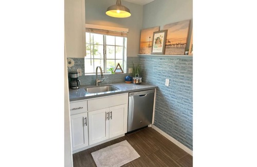 Willmore House | Parkside Golden Ave Bungalow, Steps from Downtown