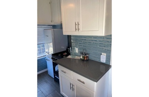 Willmore House | Parkside Golden Ave Bungalow, Steps from Downtown