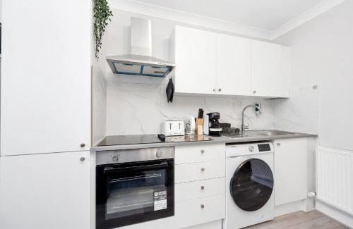 Trinity Apartment | Parkside Studio Retreat, 5 min from station ,R2