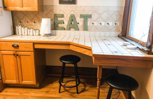 Beardstown Apartment | Parkview Beardstown Home with a View 3-Bedroom, WiFi, A/C, Full Kitchen & Dining