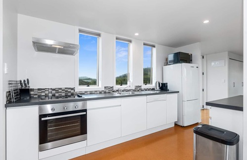 Russell House | Paroa Bay Chalets - Te Whare Tui