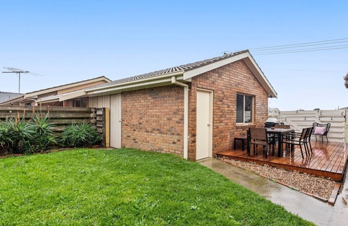 Portarlington House | Parrwang Rest - Renovated cosy unit in a Serene Location.