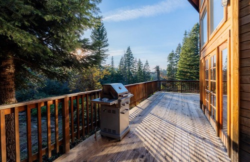 Ashland Cabin | Parsnip Lakes Cabin w/Jacuzzi and Wood Stove at Green Springs Inn