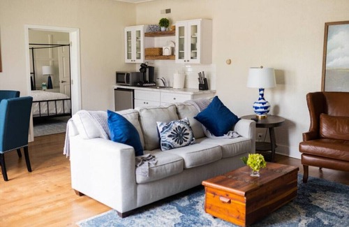 Clarkston Condo | Parsonage and Main Street Suite - Millpond Inn