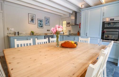 Treknow House | Parwin