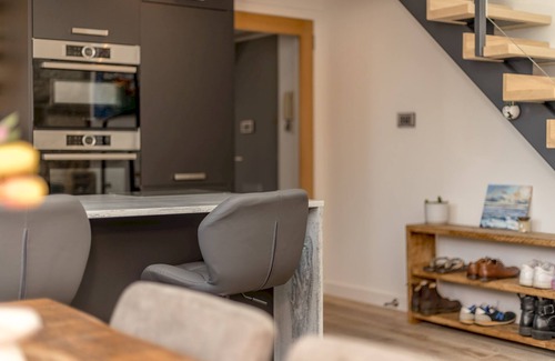 Merchiston Apartment | Pass the Keys | 2BD Loft Style Apt - Edinburgh - Free Parking