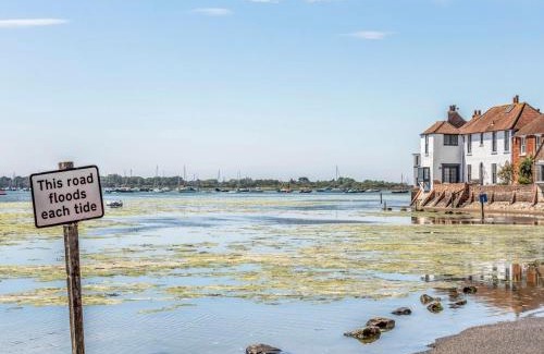Bosham House | Pass the Keys 3 bedroom Cottage in the heart of beautiful Bosham