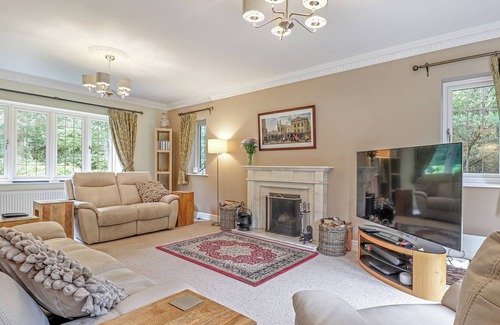 Crowborough House | Pass the Keys | Ashdown Forest retreat a spacious stylish house