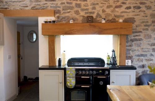 Pentrefelin House | Pass the Keys | Beautiful Cottage with Castle Views near Llandeilo