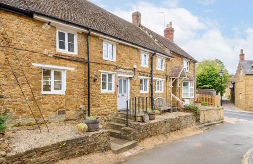 Bloxham House | Pass the Keys Charming 16th Century Cottage in Central Bloxham