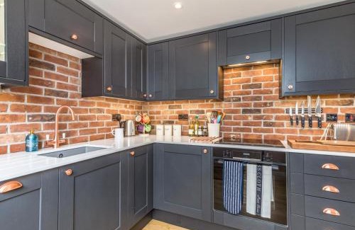 Stoughton House | Pass the Keys Charming Country Cottage With Spectacular Views