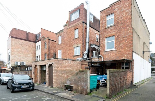 South Acton House | Pass the Keys | Charming Terrace House in Ealing
