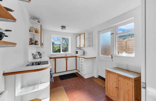 South Acton House | Pass the Keys Charming Victorian 2-Bed House with Artistic Flair in Acton | Ideal for Families and Groups | Excellent Transport Links