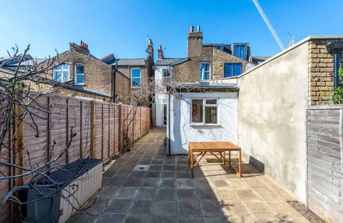 South Acton House | Pass the Keys Charming Victorian 2-Bed House with Artistic Flair in Acton | Ideal for Families and Groups | Excellent Transport Links