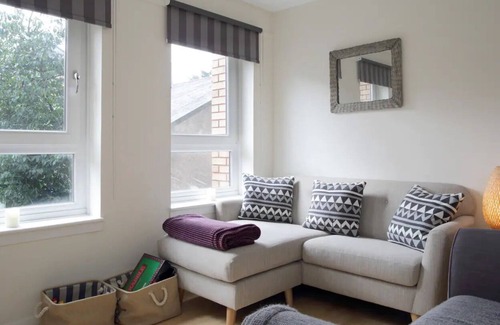 Restalrig Apartment | Pass the Keys | Cosy and Bright 2 Beds Flat with - Free Parking