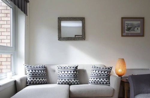 Restalrig Apartment | Pass the Keys | Cosy and Bright 2 Beds Flat with - Free Parking