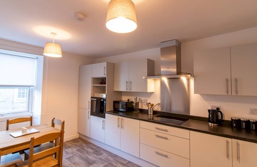 Eastgate Apartment | Pass the Keys | Bright & Modern Flat | 3Bd + 3Bath | Contractors!