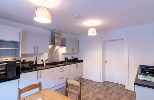 Eastgate Apartment | Pass the Keys | Bright & Modern Flat | 3Bd + 3Bath | Contractors!