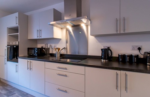 Eastgate Apartment | Pass the Keys | Bright & Modern Flat | 3Bd + 3Bath | Contractors!