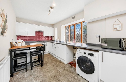 Hainault House | Pass the Keys | Large 3BR Home in Chigwell with Spacious Garden