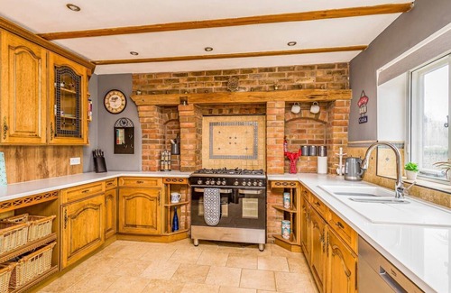 Funtington House | Pass the Keys | Large Thatched Barn near Bosham