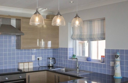 Pendine Apartment | Pass the Keys | Pendine - Pet friendly | Hot tub | Sea views | Sleeps 4