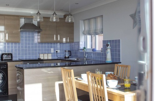 Pendine Apartment | Pass the Keys | Pendine - Pet friendly | Hot tub | Sea views | Sleeps 4