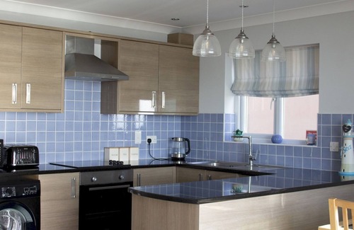 Pendine Apartment | Pass the Keys | Pendine - Pet friendly | Hot tub | Sea views | Sleeps 4