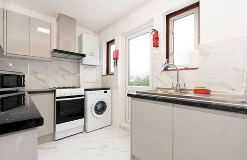 Tolworth House | Pass the Keys | Spacious serenity, free parking