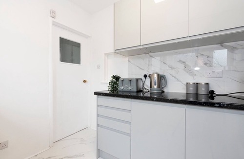 Tolworth House | Pass the Keys | Spacious serenity, free parking