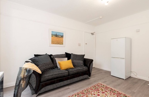 Tolworth House | Pass the Keys | Spacious serenity, free parking
