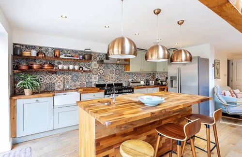 Camberwell Green House | Pass the Keys | Spacious Camberwell house 30min bus Central London