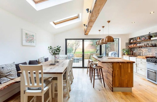 Camberwell Green House | Pass the Keys | Spacious Camberwell house 30min bus Central London