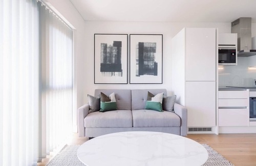 Hoxton West Apartment | Pass the Keys | Stylish 2BR Near Shoreditch + Liverpool St w/Patio