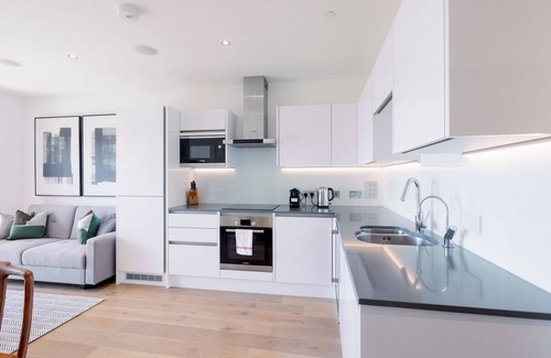 Hoxton West Apartment | Pass the Keys | Stylish 2BR Near Shoreditch + Liverpool St w/Patio