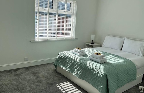 Hoylake House | Pass the Keys | Well located 2 bedroom home Beautifully decorated
