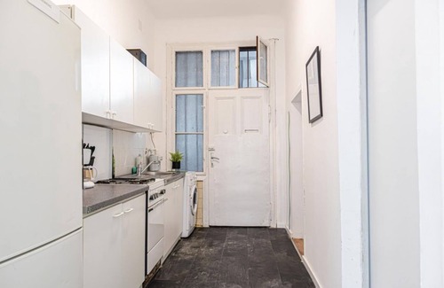 Rudolfsheim-Funfhaus Apartment | Past Meets Present 1BR/Apt Budget Friendly&Central